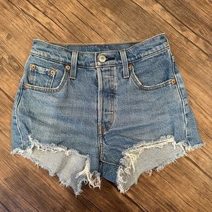 NWOT Women’s Levi’s 501 Button Fly shorts Size 23W